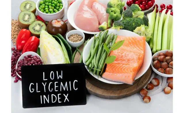 Łosoś, kurczak, warzywa, owoce i orzechy na tle tabliczki z napisem "Low Glycemic Index".