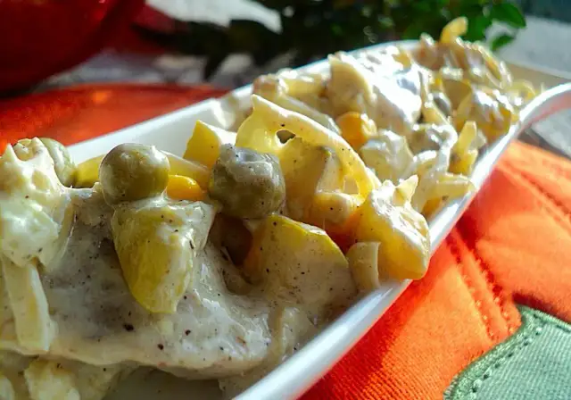 Sałatka śledziowa z ananasem, kukurydzą i ogórkiem - przepis
