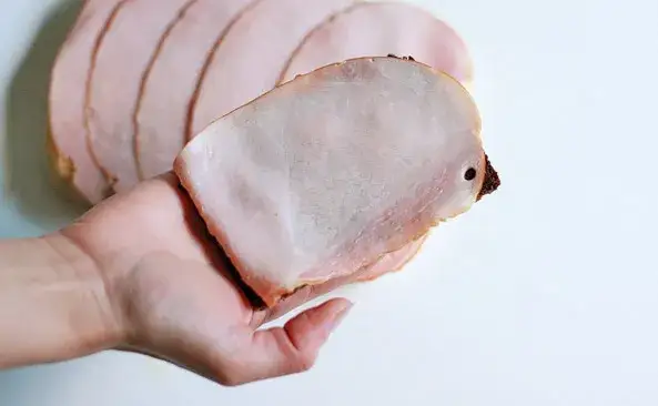 Ile waży plaster szynki drobiowej? Odkryj zaskakujące różnice!