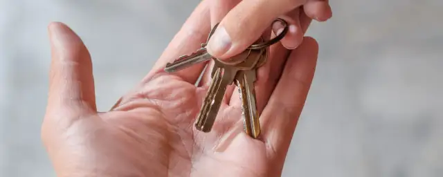 Co powinna zawierać umowa najmu mieszkania, aby uniknąć problemów?