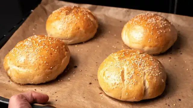 Bułki do hamburgerów: Puszyste jak z burgerowni! Przepis krok po kroku