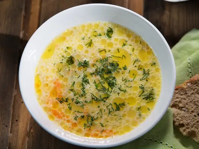 Zupa ogórkowa z ziemniakami: Przepis krok po kroku - Sekretny smak!