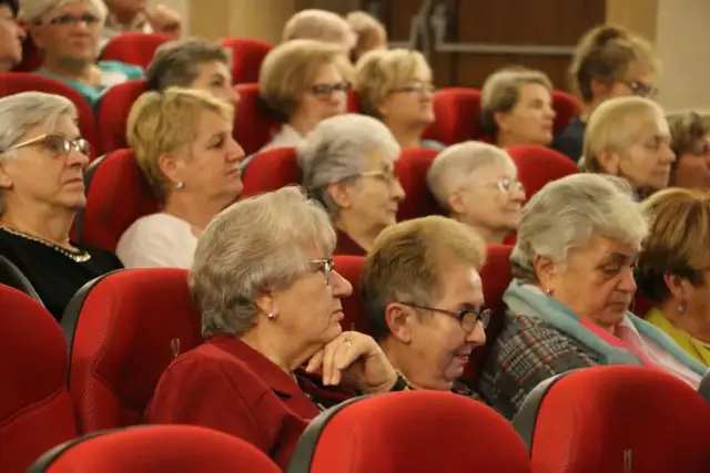 Uniwersytet Trzeciego Wieku w Warszawie - oferty i programy dla seniorów