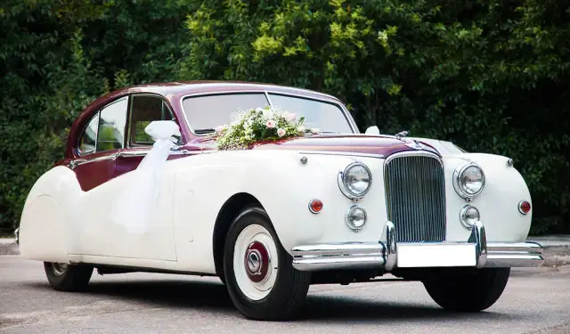 Auto do ślubu: Jak wybrać idealne? Poradnik i inspiracje