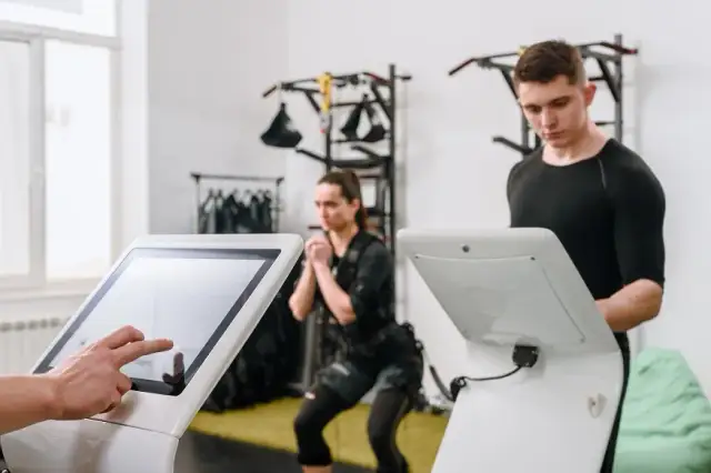 EMS trening co to? Odkryj jego działanie, korzyści i zastosowania