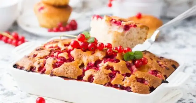 Prosty przepis na ciasto z porzeczkami, które zawsze się udaje