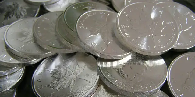 Czy opłaca się inwestować w srebro? Odkryj ryzyka i korzyści