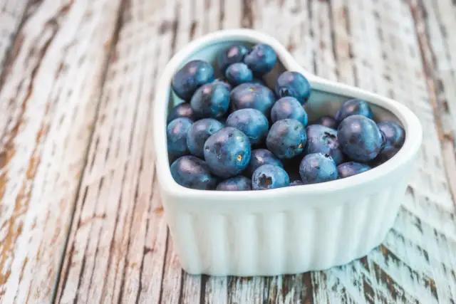 Serce pełne borówek amerykańskich w ciąży, symbol zdrowia i miłości.