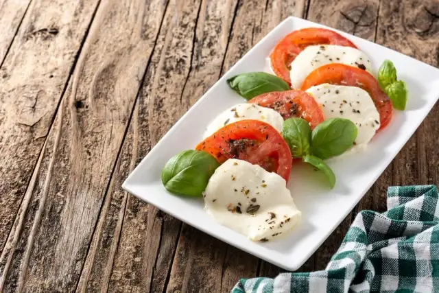 Co na obiad z mozzarelli? Szybkie przepisy na ciepło i zimno