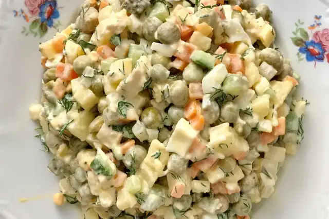 Jakie mięso do sałatki jarzynowej? Odkryj najlepsze opcje!