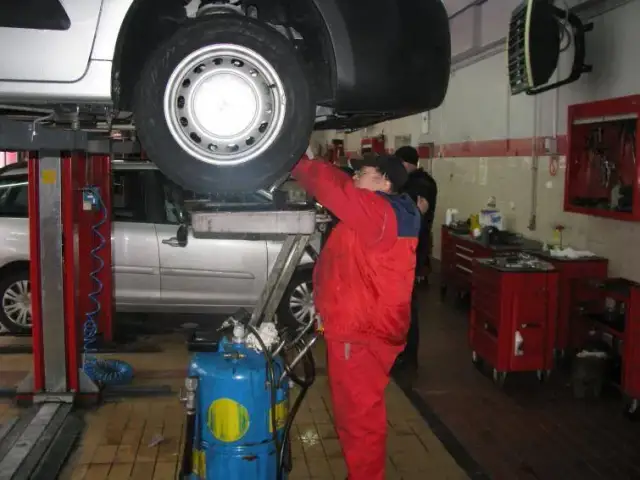 Co ile wymiana oleju 10W40 benzyna, aby uniknąć kosztownych napraw?