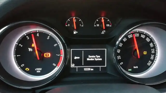 Jak łatwo zresetować czujnik ciśnienia w oponach Opel Astra J – krok po kroku