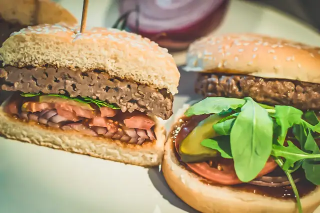 Burgery z Biedronki: Jak zrobić soczyste arcydzieło?