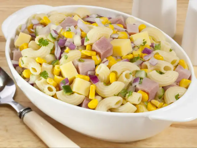 Jak zrobić sałatkę makaronową, która zachwyci Twoich gości