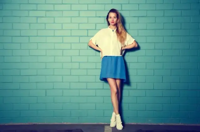 Jaką bluzkę do niebieskich spodni wybrać, aby olśnić stylizacją?