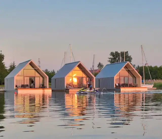 Niezapomniane domki na wodzie na Jeziorze Rożnowskim – idealny wypoczynek