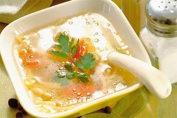 Od kiedy rosół dla niemowlaka? Bezpieczne wprowadzenie do diety dziecka