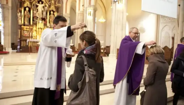 Ile trwa msza w Środę Popielcową? Sprawdź, czego się spodziewać