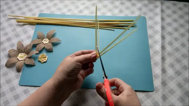 Jak zrobić kwiaty ze sznurka jutowego – proste i efektowne techniki