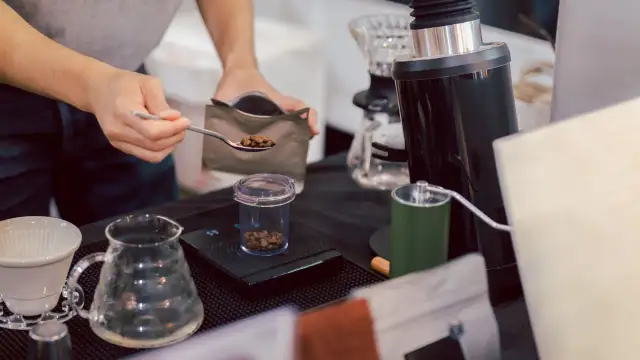 Przygotowanie kawy na trening. Zastanawiasz się, ile kofeiny przed treningiem będzie najlepsze? Ta kawa z pewnością doda Ci energii.