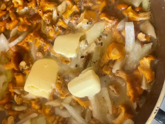 Jak zrobić idealny sos z kurek – prosty przepis i porady dla smaku bez błędów