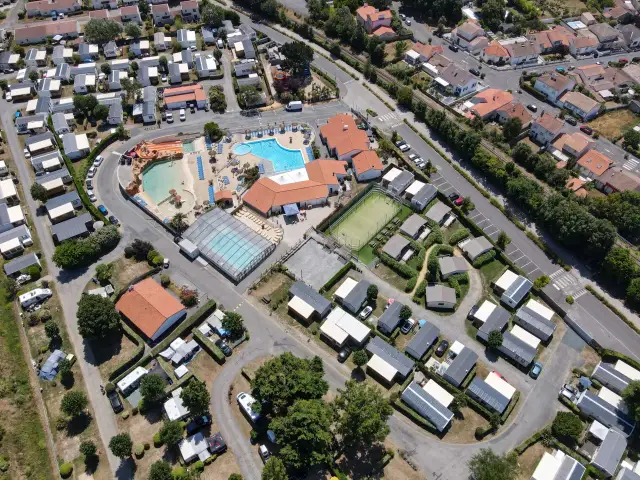 Co to nocleg tranzytowy? Znajdź idealny postój w Polsce!