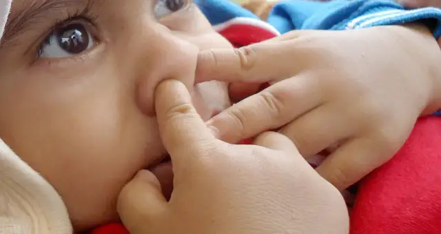 Katar u niemowlaka: Poradnik dla rodziców co robić krok po kroku?