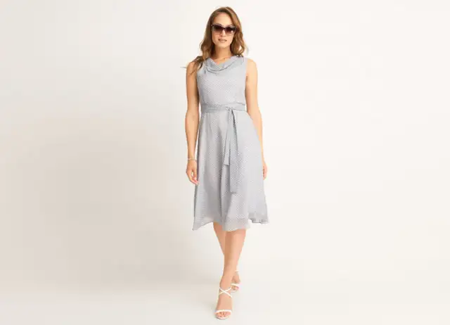 Sukienka retro lata 60 – jak stylizować klasykę mody bez wysiłku