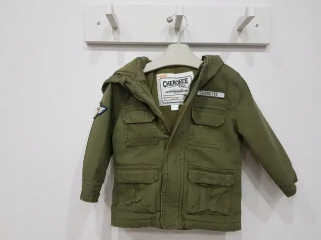 Kurtka khaki dla chłopca: Wybierz idealny fason i stylizuj jak ekspert!