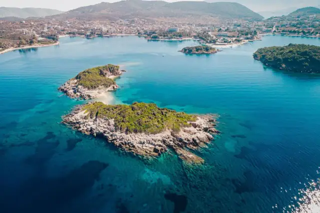 Ile trwa lot do Albanii? Sprawdź czas przelotu z Polski i więcej