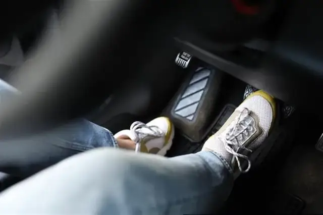 Jak hamować samochodem ze sprzęgłem, aby uniknąć niebezpieczeństw na drodze