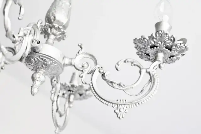 Jak przerobić stary żyrandol na nowoczesny element dekoracyjny