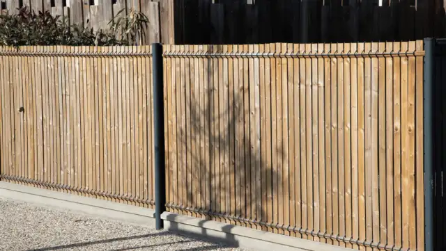 Płot lamelowy DIY: Montaż krok po kroku Poradnik 2026