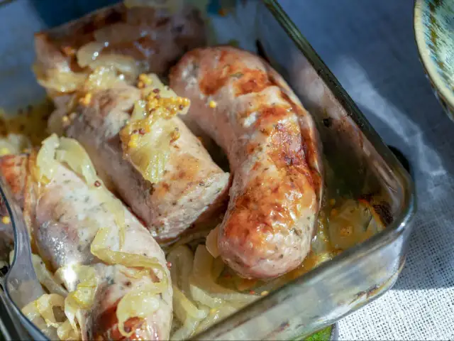 Przepis na białą kiełbasę od dziadka: smak tradycji