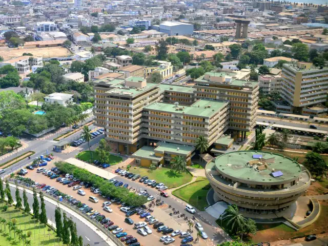 Widok z lotu ptaka na nowoczesne budynki w mieście, typowe dla krajobrazu Togo, Afryka.