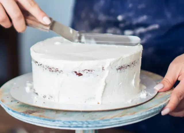 Tynk do tortu: Przepisy na idealny krem, gładkie boki i SOS