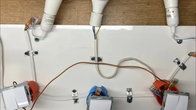 Jak zainstalować 2 włączniki do jednej lampy: praktyczny poradnik