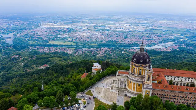 Bazylika Superga góruje nad Turynem. Warto zobaczyć to wspaniałe miejsce, skąd rozpościera się panorama miasta i Alp.