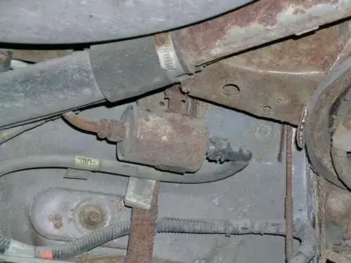 Gdzie jest filtr paliwa w Hyundai i20 benzyna? Oto co musisz wiedzieć