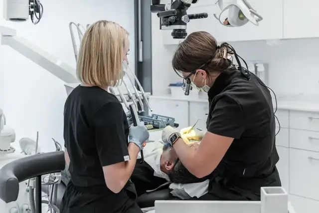 Jak zostać dentystą? Kompletny przewodnik krok po kroku