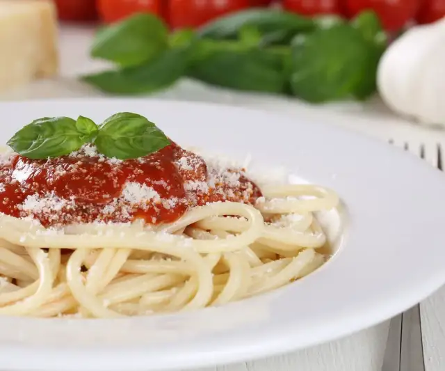 Spaghetti Napoli: Klasyczny przepis w 30 minut idealny sos!