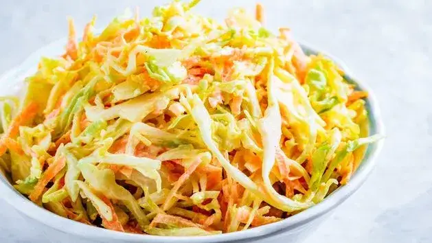 Jak zrobić surówkę z białej kapusty jak z restauracji? Proste!