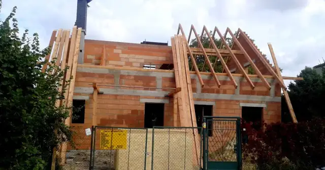 Jak belka podpierająca krokwie na dachu wpływa na stabilność budynku