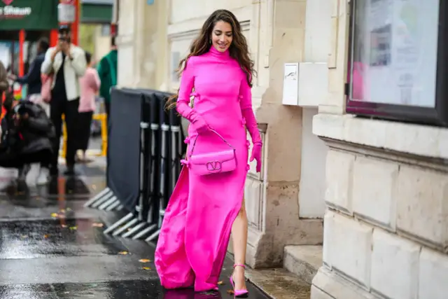 Jakie szpilki do fuksjowej sukienki, aby wyglądać olśniewająco?