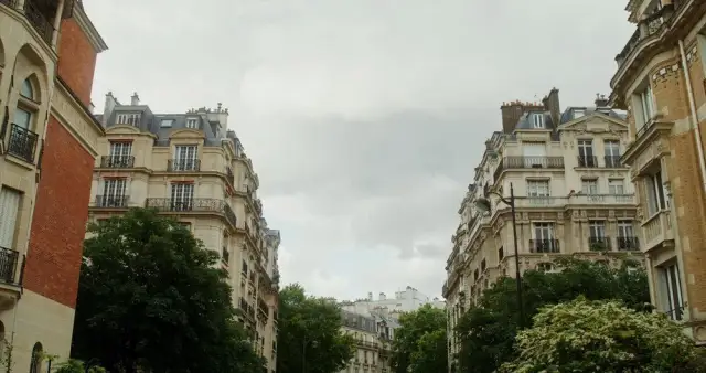 Najlepsze dzielnice Paryża na nocleg: unikaj drogich pułapek