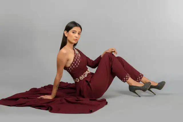 Bordowa sukienka: Jakie buty? Wybierz idealne na każdą okazję!