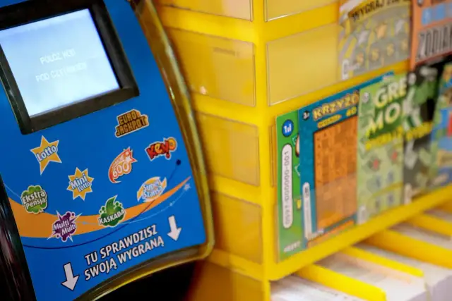 Maszyna do loterii z grami takimi jak Kaskada. Sprawdź, ile można wygrać, skanując kod.