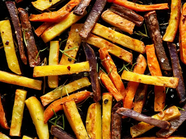 Chrupiące frytki z ziemniaków i batatów pieczone z rozmarynem i przyprawami.