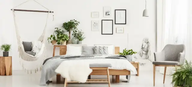 Biała sypialnia jakie dodatki wybrać, aby ożywić wnętrze?