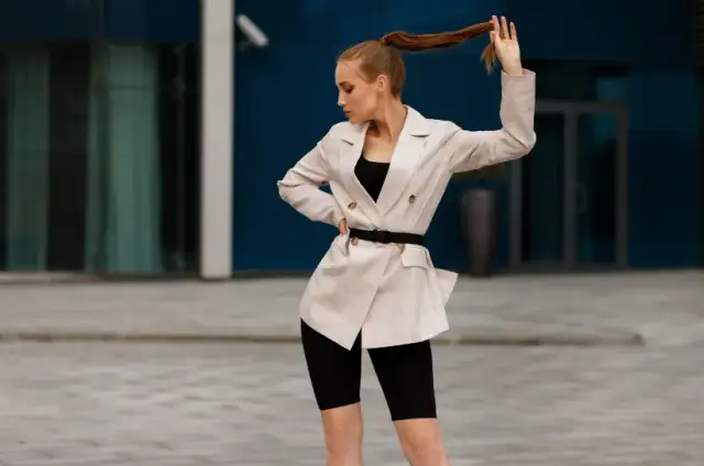 Jaką bluzkę do czarnych spodenek wybrać, aby wyglądać stylowo?